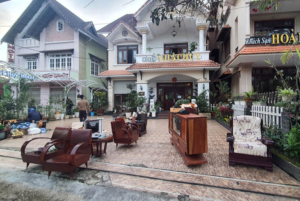Hỗ trợ di dời tài sản cho người dân đến nơi an toàn. Sạt lở nghiêm trọng đe dọa nhiều khách sạn và nhà dân tại Đà Lạt -0