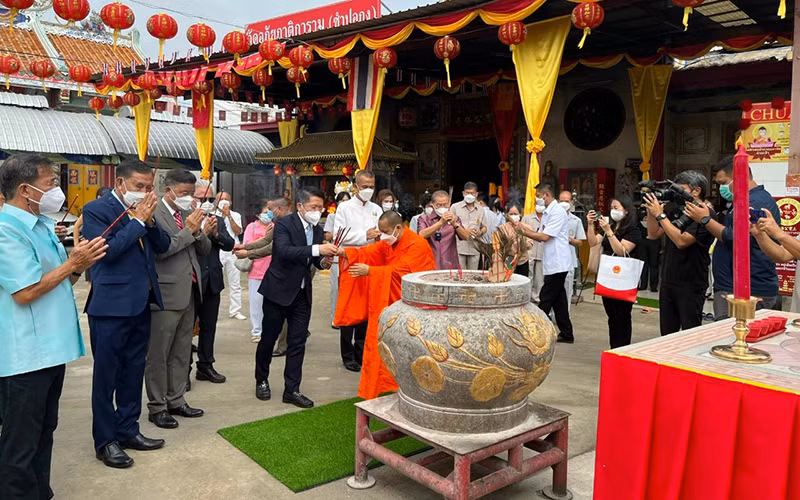 Phó Chủ nhiệm Ủy ban Nhà nước về người Việt Nam ở nước ngoài Ngô Trịnh Hà tại buổi lễ ở chùa Tam Bảo Công.