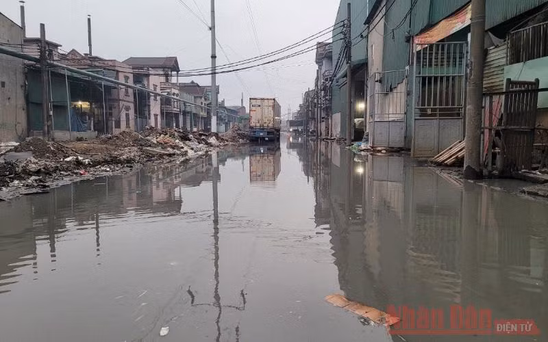 Chiều 28-4, Cụm công nghiệp Phong Khê 1 cũng ngập trong nước thải.