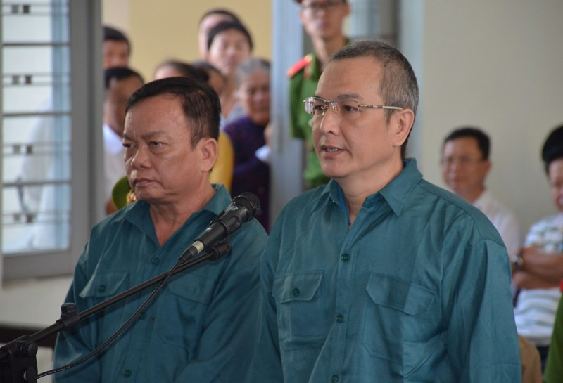 Ông Trần Hoàng Khôi (bên trái ảnh), nguyên Phó Chủ tịch UBND TP Phan Thiết và ông Phạm Thanh Thái, nguyên Trưởng phòng TN-MT, chịu trách nhiệm về những sai phạm trong việc cấp Giấy CNQSD đất, tách thửa, chuyển mục đích SDĐ tại phường Mũi Né bị đưa ra xét xử trong vụ án khác liên quan quản lý đất đai tại TP Phan Thiết. (Ảnh: ĐÌNH CHÂU) Nhiều sai phạm về đất đai tại phường Mũi Né, TP Phan Thiết -0