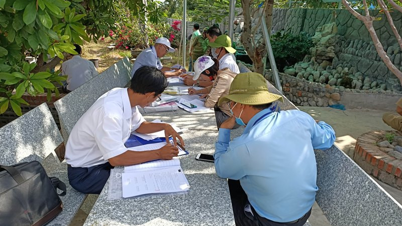 Đoàn kiểm tra của UBND TP Phan Thiết lập biên bản kiểm tra hiện trạng đất nhà nước tại khu phố Long Sơn, phường Mũi Né bị bà Trần Thị Ngọc Nữ lấn chiếm. (Ảnh: CTV) Nhiều sai phạm về đất đai tại phường Mũi Né, TP Phan Thiết -0