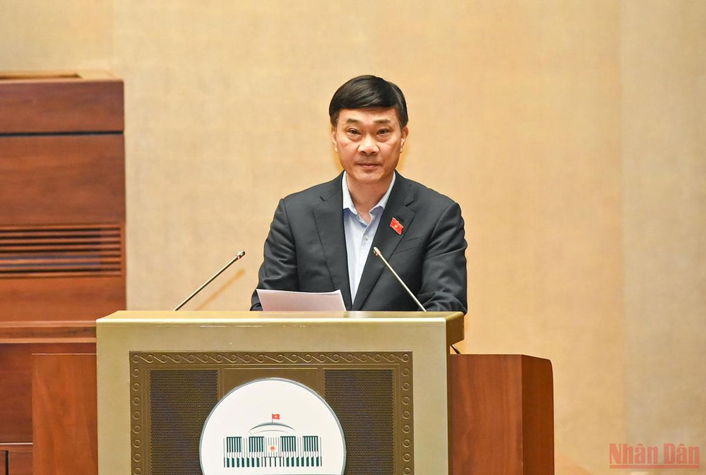 Chủ nhiệm Ủy ban Kinh tế Vũ Hồng Thanh trình bày Báo cáo tiếp thu, giải trình, chỉnh lý dự án Luật. (Ảnh: DUY LINH) Bảo vệ quyền và lợi ích hợp pháp của người mua bảo hiểm -0