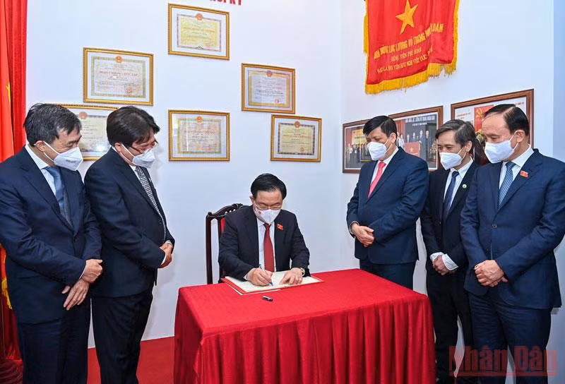 Nỗ lực hoàn thành xuất sắc trọng trách&nbsp;chăm sóc, bảo vệ sức khỏe nhân dân -0