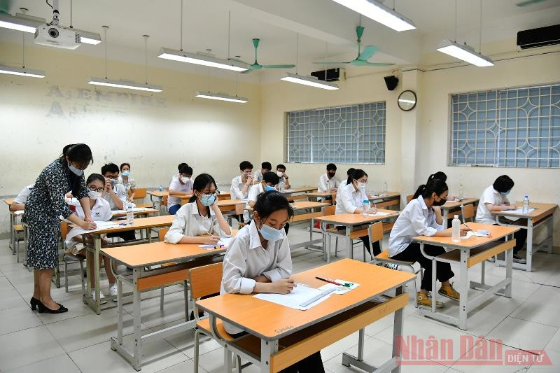 Điểm thi THPT Nguyễn Gia Thiều có 20 phòng thi với 448 thí sinh, trong sáng nay, theo ghi nhận không có thí sinh nào gặp vấn đề sức khỏe. Hà Nội bắt đầu kỳ thi tuyển sinh lớp 10 trong điều kiện đặc biệt -0