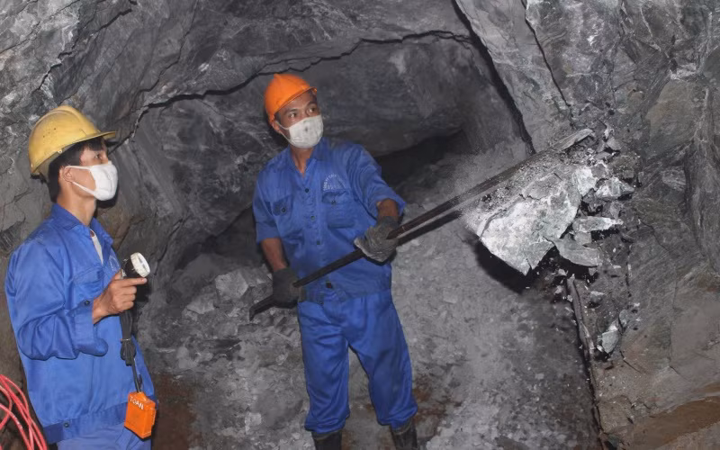 Công nhân Công ty CP Khoáng sản Bắc Kạn khai thác quặng chì, kẽm trong hầm lò. 