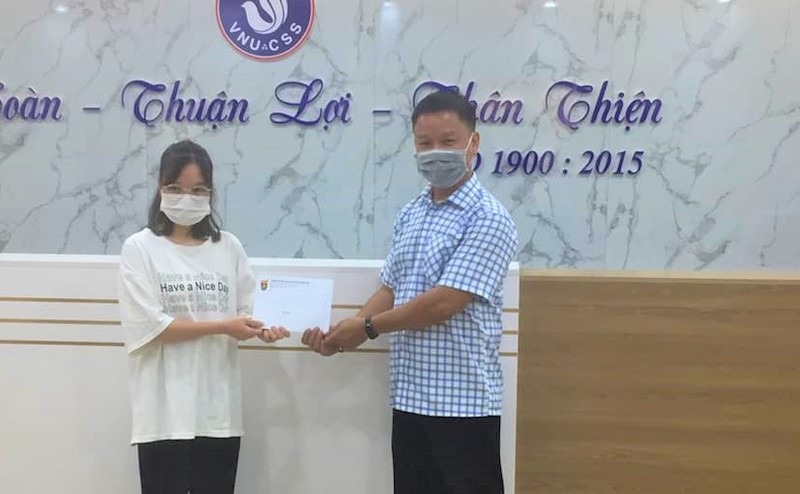 Đại diện Trường đại học Khoa học Xã hội và Nhân văn, PGS, TS Lại Quốc Khánh, Phó hiệu trưởng nhà trường, trao quà cho sinh viên Hoàng Thị Thu Phương. Ảnh: USSH Ấm lòng sinh viên gặp khó -0