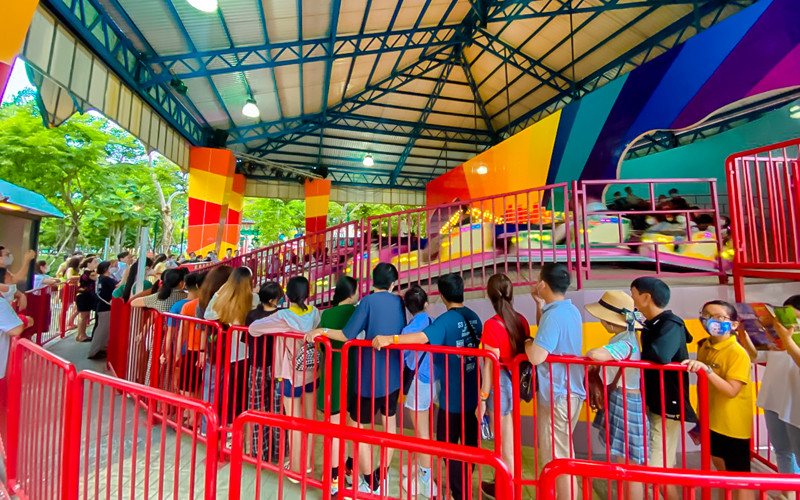 Khách đến vui chơi tại Công viên châu Á Thách thức đi tìm cái mới từ cơn khát du lịch -0