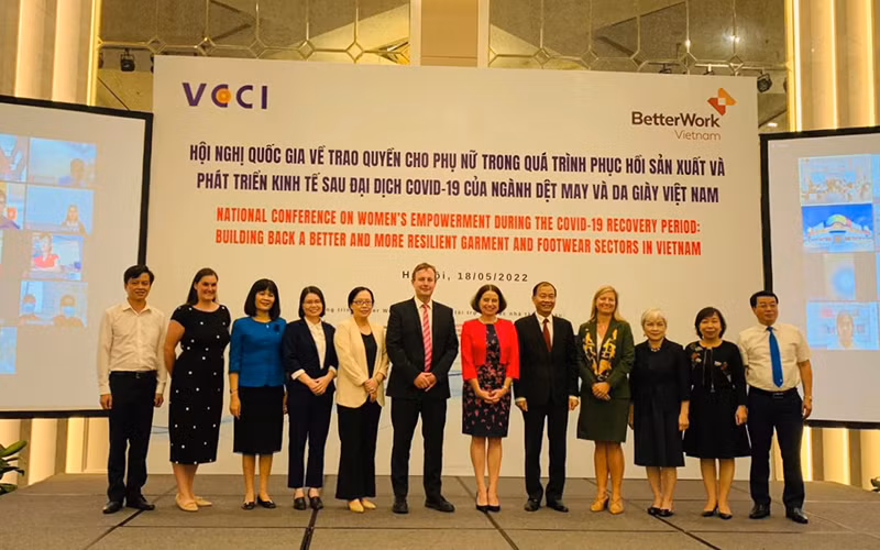 Các đại biểu Việt Nam và quốc tế tham dự hội nghị.