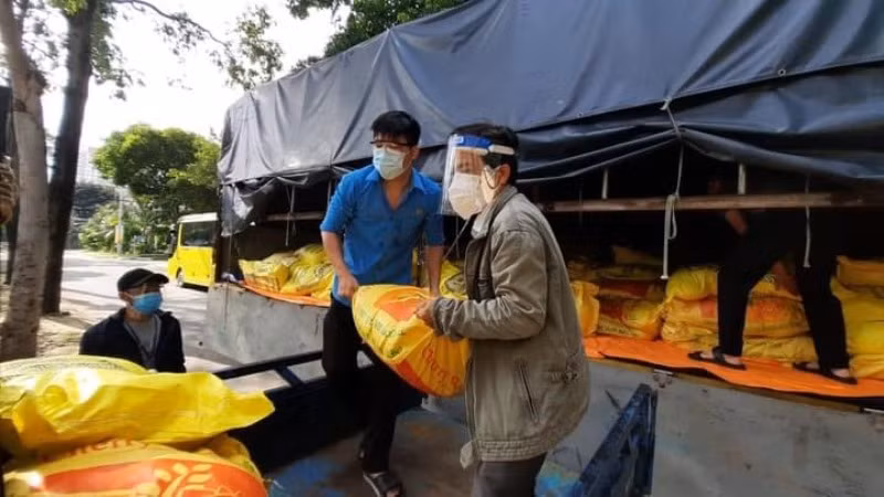 Bộ NN-PTNT phối hợp hỗ trợ lương thực, thực phẩm cho lao động gặp khó khăn. (Ảnh: Tổ công tác 970 cung cấp)