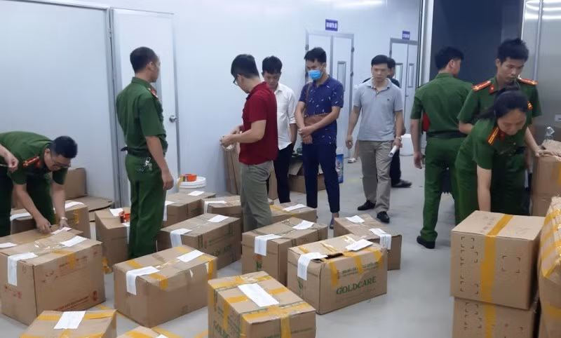 Công an tỉnh Bắc Giang khám xét, thu giữ thực phẩm chức năng giả.