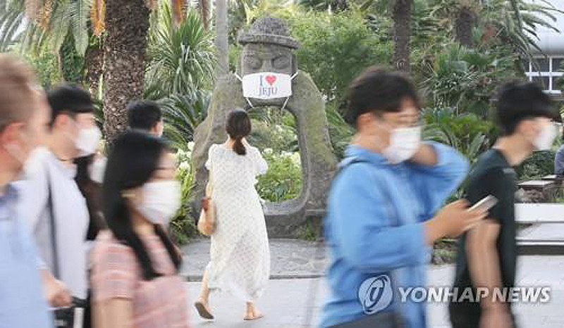 Du khách đông khiến cư dân trên đảo Jeju lo ngại về nguy cơ lây nhiễm Covid-19 (Ảnh: Yonhap) Du lịch đang cao điểm, đảo Jeju buộc phải giãn cách xã hội -0