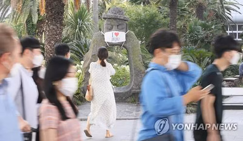 Du lịch đang cao điểm, đảo Jeju buộc phải giãn cách xã hội -0