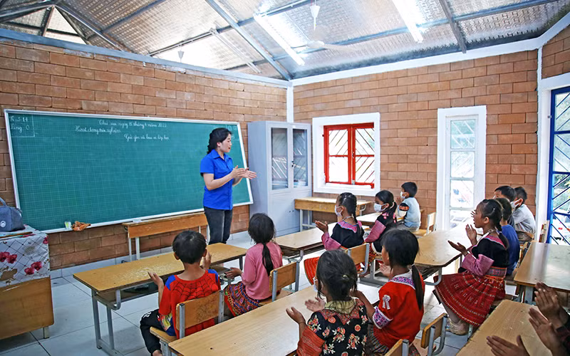 Cô trò điểm trường Bó Kiếng trong lớp học mới khang trang. (Ảnh ĐĂNG HẢI)