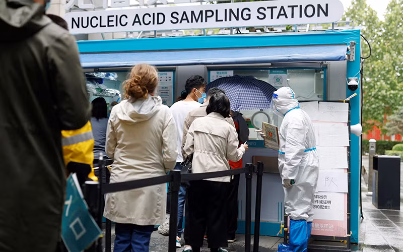 Người dân Trung Quốc xếp hàng chờ xét nghiệm Covid-19.