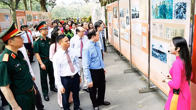 Đông đảo người dân tìm hiểu cuộc đời hoạt động của Bác tại Triển lãm “Chủ tịch Hồ Chí Minh - Lãnh tụ vĩ đại của Đảng Cộng sản và nhân dân Việt Nam, Đại sứ hòa bình và hữu nghị của nhân dân thế giới”. Ảnh: KHIẾU MINH