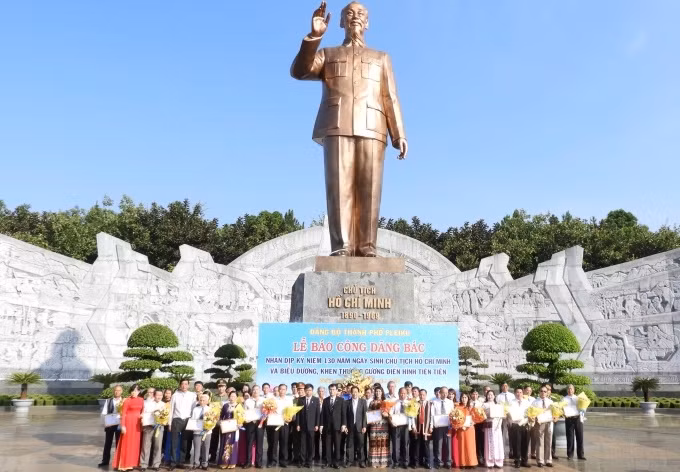 Các đại biểu được biểu dương, khen thưởng trước Tượng đài Bác Hồ với các dân tộc Tây Nguyên. (Ảnh: Thanh Nhật)