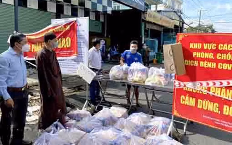 Thành phố Biên Hòa (Đồng Nai) tặng quà cho các phường bị phong tỏa để phòng, chống dịch bệnh Covid-19. Ảnh: Phương Hằng.