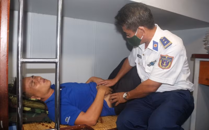 Quân y Bộ Tư lệnh Vùng Cảnh sát biển 4 thăm, khám cho bệnh nhân Thiếu tá Trần Văn Cương.