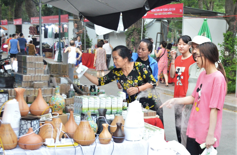 Người tiêu dùng Thủ đô tham quan, mua sắm tại Tuần hàng Việt. 15 tỉnh tham dự Tuần hàng Việt TP Hà Nội năm 2021 lần thứ 2 -0