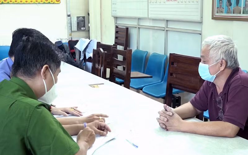 Công an quận Bình Thạnh (TP Hồ Chí Minh) khởi tố vụ án, khởi tố bị can, bắt tạm giam đối tượng Phan Hữu Ðiệp Anh, về hành vi tung tin xuyên tạc đối với công tác phòng, chống dịch Covid-19 trên địa bàn.