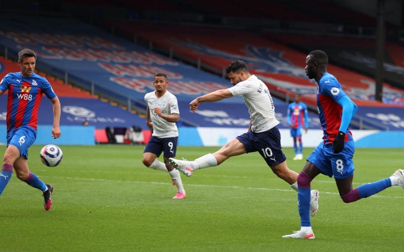 Man City chạm tay vào cúp.
