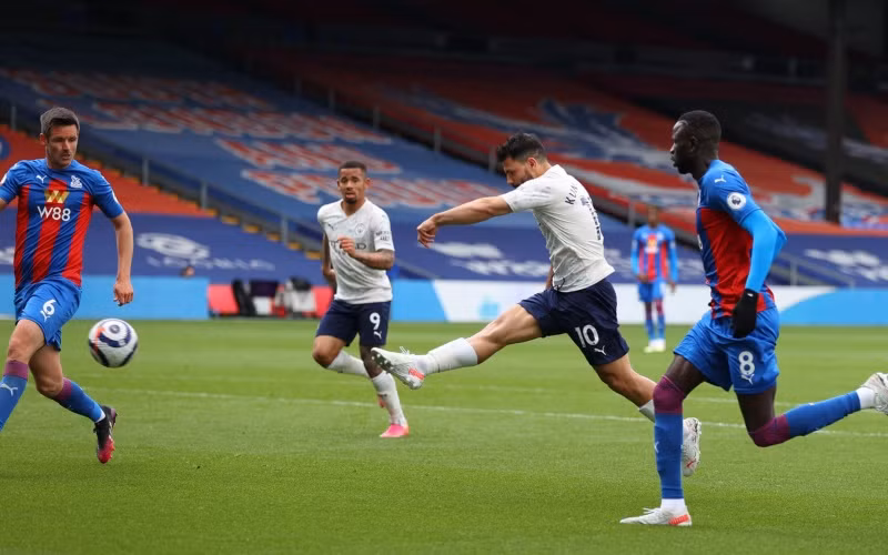 Man City chạm tay vào cúp.