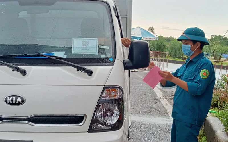 Kiểm tra người và phương tiện nhằm ngăn chặn dịch Covid-19 xâm nhập các khu công nghiệp Thái Nguyên. Thái Nguyên quyết giữ vững