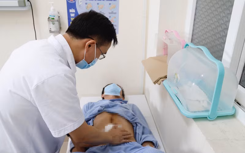 Bác sĩ khám lại cho bệnh nhân sau ca phẫu thuật.