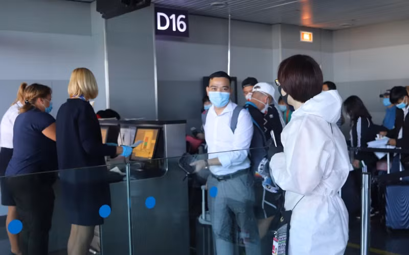 Làm thủ tục xuất cảnh tại sân bay quốc tế Borispol, Ukraine.