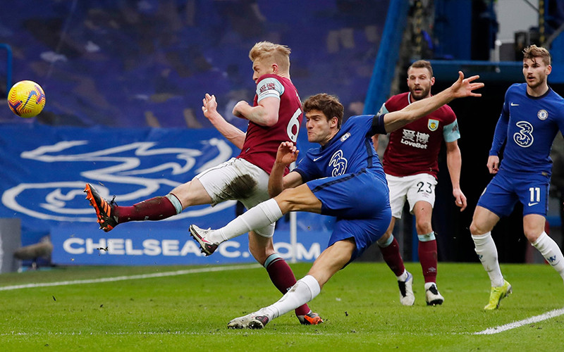 M. Alonso (số 3, áo xanh) ghi bàn đẹp mắt cho Chelsea.