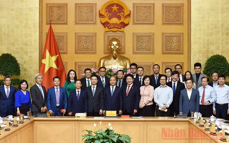 Thủ tướng Nguyễn Xuân Phúc với lãnh đạo các doanh nghiệp tiêu biểu.