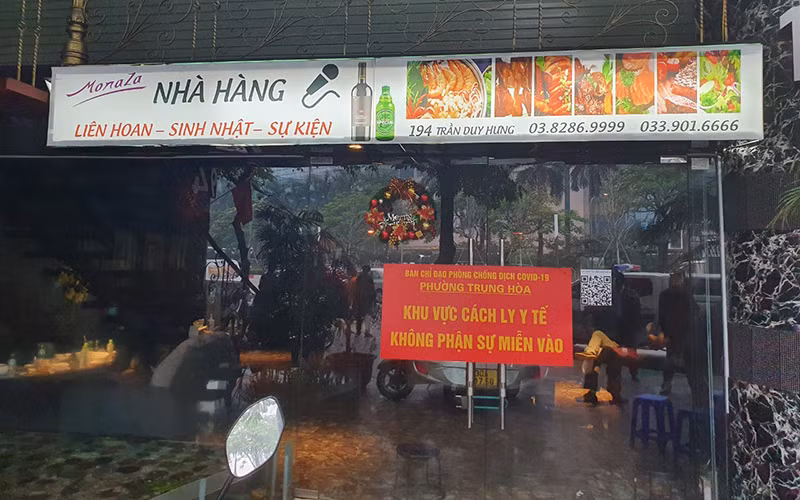 Lực lượng chức năng lập chốt cách ly y tế tại nhà hàng Monaza.