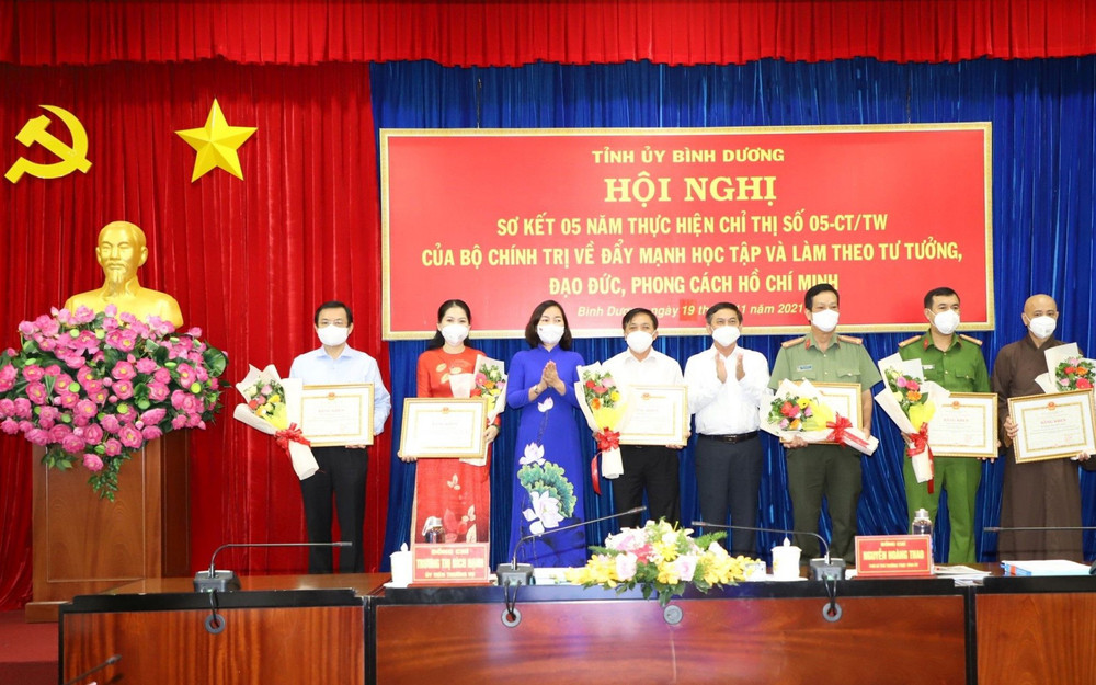 Biểu dương và trao tặng Bằng khen của Chủ tịch UBND tỉnh Bình Dương cho cá nhân tiêu biểu trong học tập và làm theo Bác giai đoạn 2016-2021.