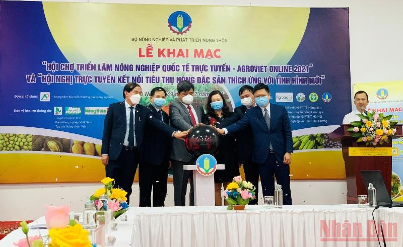 Các đại biểu bấm nút khai mạc Hội chợ Triển lãm Nông nghiệp Quốc tế 2021 (AgroViet online 2021) tại điểm cầu Hà Nội.