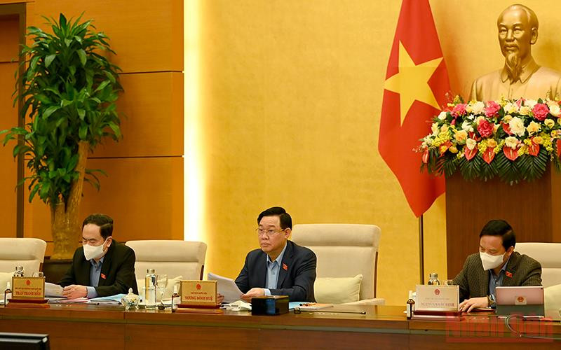 Chủ tịch Quốc hội Vương Đình Huệ cùng các Phó Chủ tịch Quốc hội dự phiên họp. (Ảnh: DUY LINH) Xem xét chính sách tài khóa, tiền tệ để phục hồi và phát triển kinh tế, xã hội -0