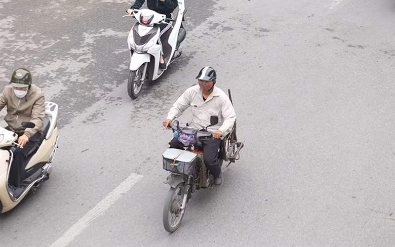 Xe máy “đồng nát” tung hoành trên đường phố Hà Nội -7