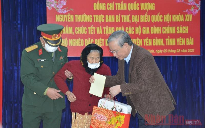 Nguyên Thường trực Ban Bí thư Trần Quốc Vượng tặng quà Mẹ Việt Nam Anh hùng Dương Thị Cúc. Tặng quà Tết cho người nghèo ở nhiều địa phương -0