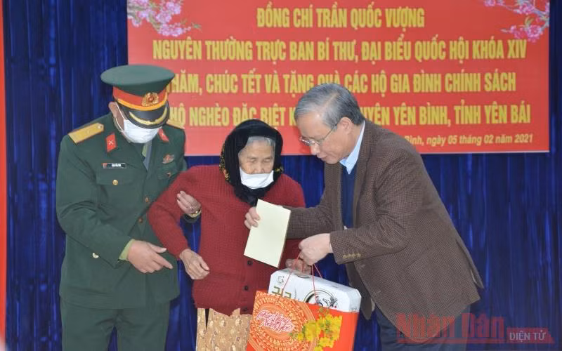 Tặng quà Tết cho người nghèo ở nhiều địa phương -0