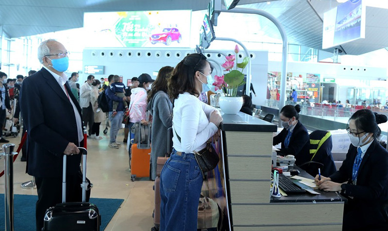 Tất cả hành khách vào làm thủ tục đều đứng đúng khoảng cách, đeo khẩu trang, rửa tay bằng nước sát khẩn, đo thân nhiệt… (Ảnh: Thu Huyền) Cảng hàng không quốc tế Vinh tăng cường công tác phòng, chống dịch Covid-19 -0