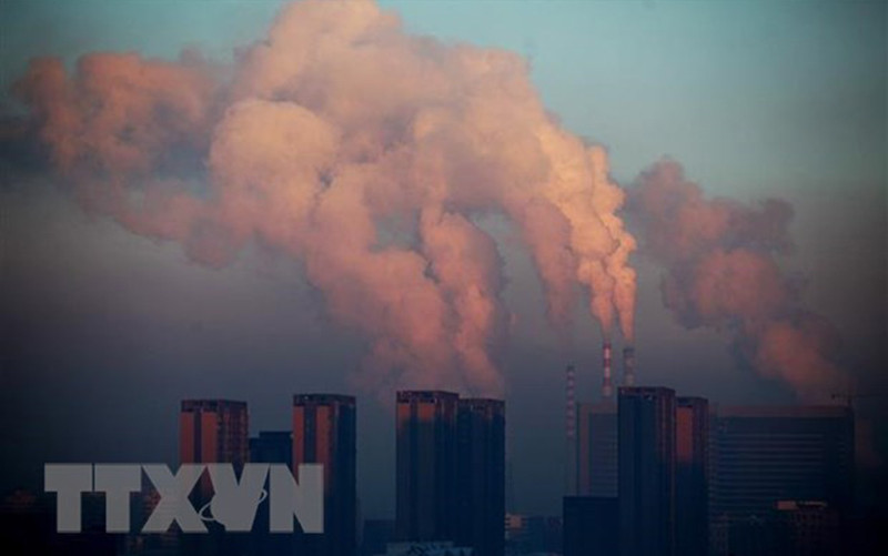 Khí thải tại nhà máy nhiệt điện ở Trường Xuân, tỉnh Cát Lâm, Trung Quốc. (Ảnh: AFP/TTXVN)