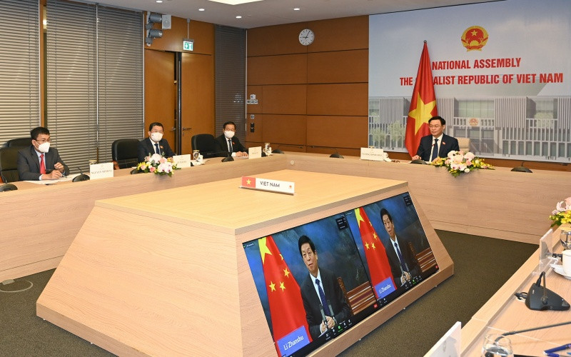Quang cảnh buổi hội đàm với Chủ tịch Nhân đại Trung Quốc Lật Chiến Thư. Chủ tịch Quốc hội Vương Đình Huệ hội đàm trực tuyến với Ủy viên Trưởng Ủy ban Thường vụ Đại hội đại biểu nhân dân toàn quốc Trung Quốc Lật Chiến Thư -0