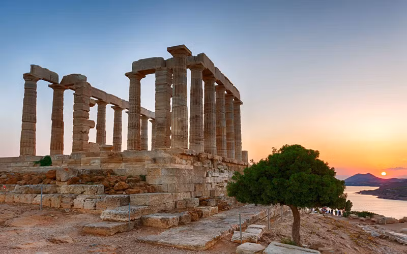 Toàn cảnh ngôi đền thờ Thần Biển Poseidon tại Mũi Sounion, cực Nam của bán đảo Attica được xây dựng vào năm 440 trước CN. 