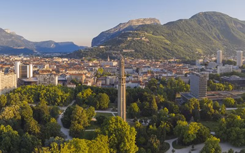 Một góc thành phố Grenoble của Pháp. (Nguồn: Grenoble-tourisme.com/TTXVN)