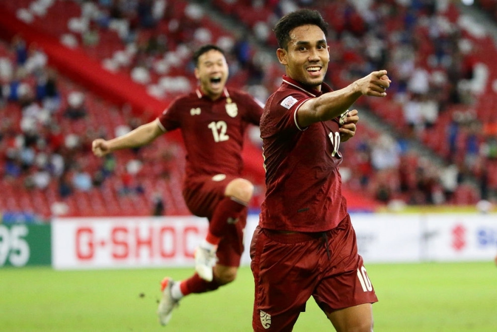 Dangda thực hiện thành công quả phạt 11 mét, mang về chiến thắng 2-1 cho Thái Lan. (Ảnh: Getty)