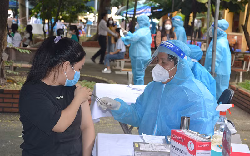 Học sinh thành phố Hồ Chí Minh tiêm vaccine phòng Covid-19.