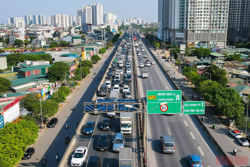 Tình trạng ùn tắc xảy ra theo hướng các phương tiện di chuyển vào trong nội thành. (Ảnh: QUÂN ĐỖ) Người dân trở lại Thủ đô sau kỳ nghỉ lễ -0
