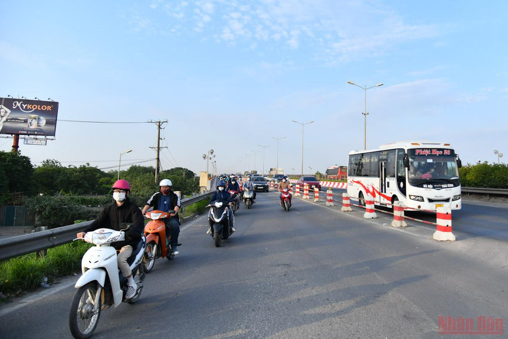 Tại cầu Thanh Trì, lượng phương tiện tham gia giao thông tăng nhưng không xảy ra tình trạng ùn tắc, người dân di chuyển thuận tiện. Người dân trở lại Thủ đô sau kỳ nghỉ lễ -0