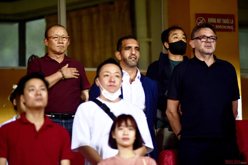 Đến dự khán còn có HLV Park Hang Seo và HLV trưởng ĐT U19 Việt Nam Philippe Troussier. Viettel áp đảo Sài Gòn, Bình Dương thắng Than Quảng Ninh tối thiểu -0