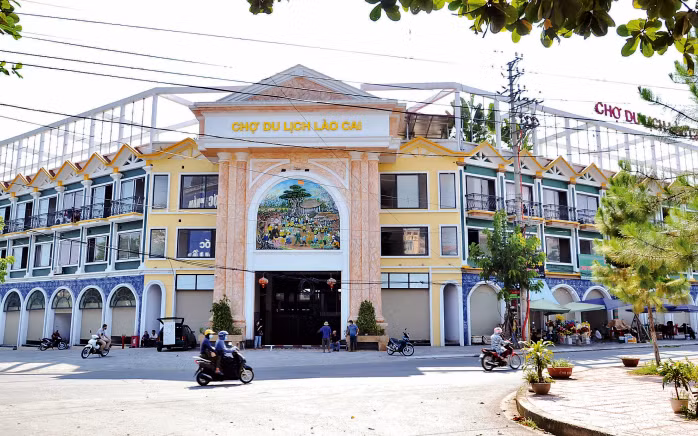 Mặc dù chưa giải quyết dứt điểm kiến nghị của tiểu thương nhưng nhiều ki-ốt đã bị chủ đầu tư Chợ du lịch Lào Cai bán cho người khác.