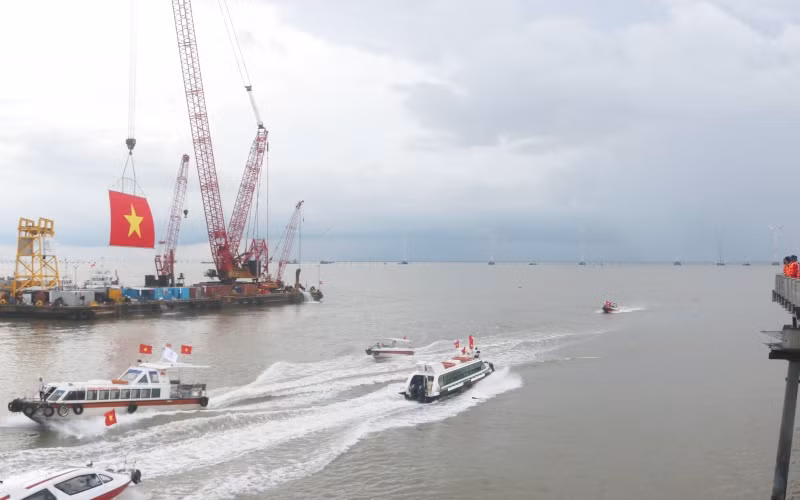 Các tua-bin gió được lắp đặt cách bờ biển 3,5 km.